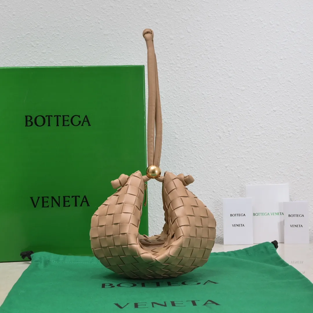 Batch 1220 BV has released new products. The small size TURN #recommended new hot style is still the classic woven logo that we can recognize at a glance. It is really a unique style that is familiar and unfamiliar! Made of sheepskin braiding, with beautiful gold beads on the shoulder straps for free adjustment. You can switch between the shoulder bag and the handbag at will. It has a concave and convex shape anytime and anywhere. It is a practical king with a unique personality. It also has the right color combination that can be sweet or salty. It is full of style. It is a beautiful summer catwalk style. Pull it out quickly. Small size: 29*3*19. Model: 6699-2#